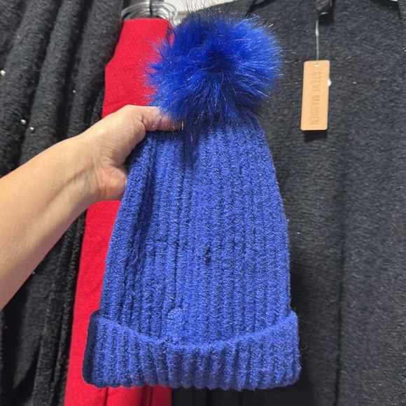 NWT Steve Madden Women's Cloud Knit Faux-Fur Pom Pom Beanie - Cobalt - Picture 4 of 4